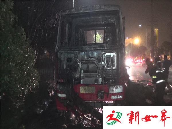 货车突然起火，火势蔓延迅速车头变成空壳-雉水网