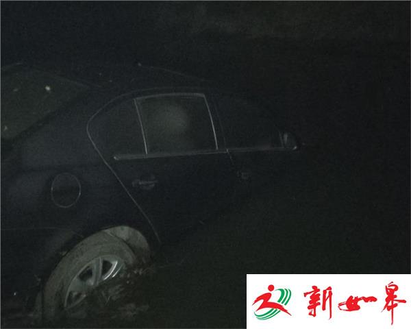 加速甩车轮烂泥 车辆失控冲下河-雉水网