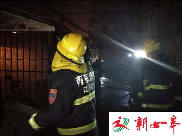 疑因私拉电线惹祸 小区公棚内数十辆车遭焚毁-雉水网