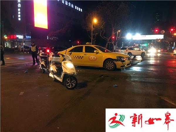 出租车与电动自行车相撞小伙飞出几米后头破血流-雉水网