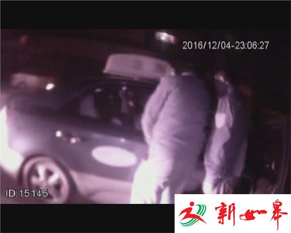 男子“醉卧”出租车 “胡话”“撒泼”自称警察-雉水网