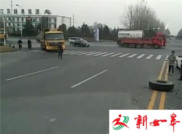 渣土车行驶途中一只轮胎脱落，滚落砸中一辆轿车-雉水网