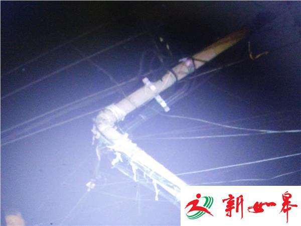 倒车碰到光缆 致400伏电线杆断成三截-雉水网