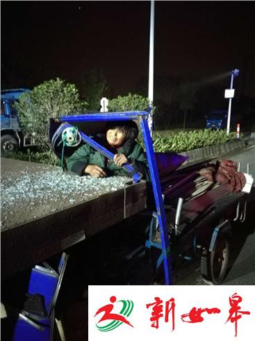 泰州：三轮车撞货车卡住   车胎放气救老太-雉水网