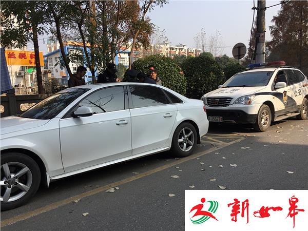 父母去买菜小孩锁车内拍窗求救惊动公安消防-雉水网