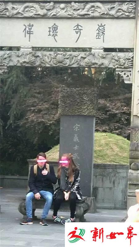 尴尬!外国游客来西湖玩 把武松墓供桌当成了石凳-雉水网