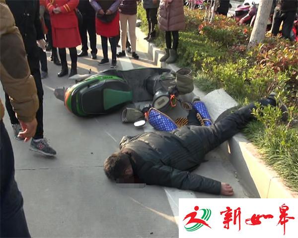 疑醉酒开电动车撞上路牙 重伤后路人纷纷伸援手-雉水网
