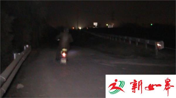 惊险！货车急刹失控旋转180度翻车-雉水网