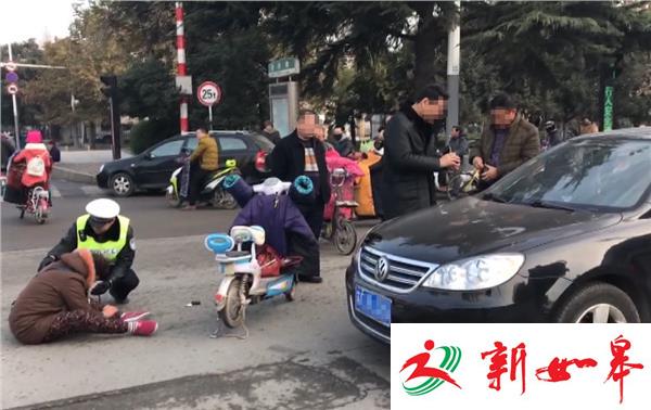 抢绿灯汽车撞电动车 民警及时救助被撞老人-雉水网