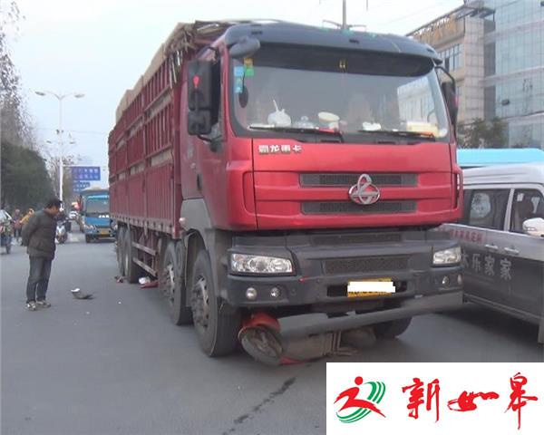 大货车与电动车相撞 骑车女子卷入车底当场身亡-雉水网
