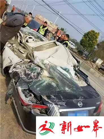 水泥搅拌车压扁小轿车  命大女车主只受轻伤-雉水网