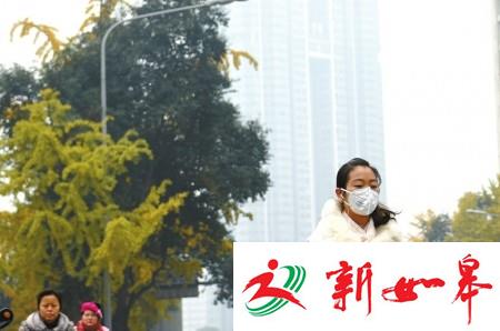 成都雾霾严重 外教抱着空气净化器来上课-雉水网
