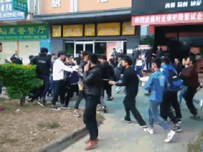 数十名大学生因买饭插队街头混战 有人头破血流-雉水网