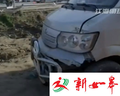 如皋九华镇两辆货车相撞 多部车辆受到不同程度损伤-雉水网