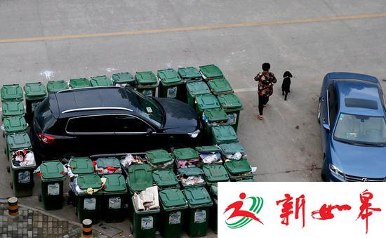 私家车占垃圾中转点车位 被40余垃圾桶包围-雉水网