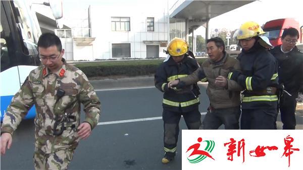 吊车追尾油罐车 消防紧急救援-雉水网