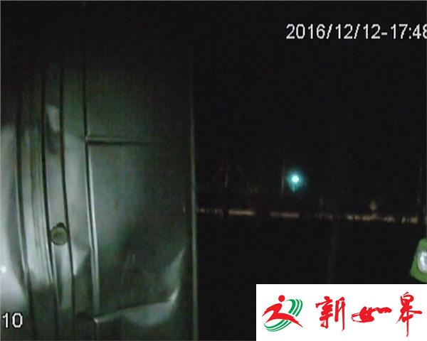 避让行人车辆侧翻  民警消防合力相救被困-雉水网