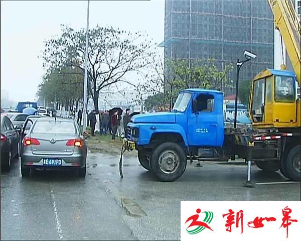 多车相撞 致一车落水-雉水网