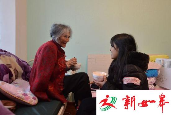 暖心！成都女大学生带着93岁奶奶上学 不接受资助只想靠自己-雉水网