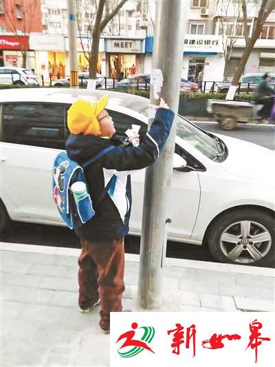 男孩随手撕小广告引网友点赞 称同学也有一样习惯-雉水网