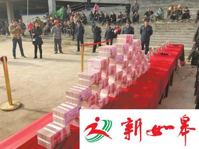 四川一工地400万现金堆成山 民工排队领工资-雉水网