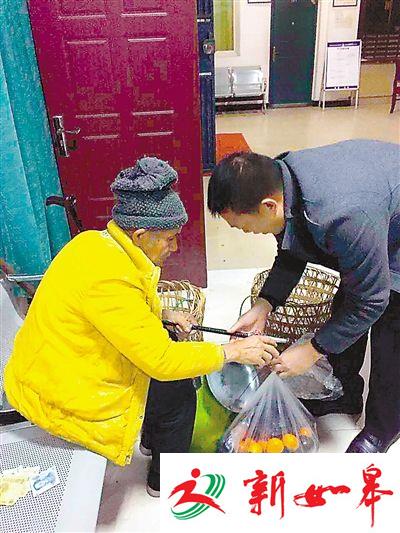 八旬老人进城卖桔子露宿街头 派出所民警全部买光-雉水网