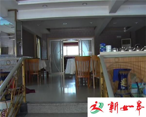 男女醉倒车内 民警砸窗救援-雉水网