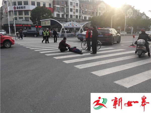 泰州高港三位女辅警救人瞬间被拍下-雉水网