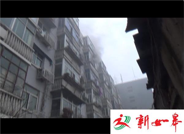 男子喝酒碰倒酒瓶 引发火灾消防扑救-雉水网