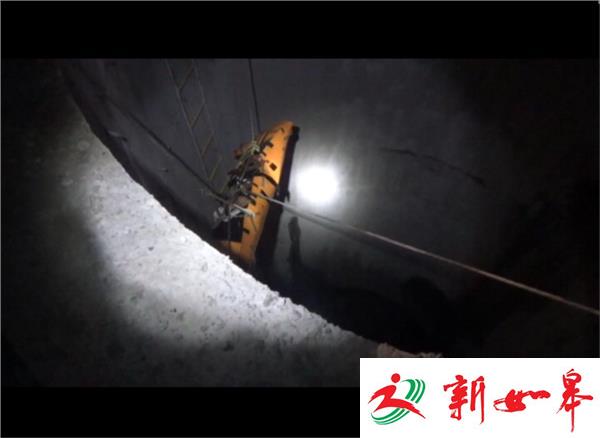 老人骑车坠入十米深井 多部门紧急救援-雉水网