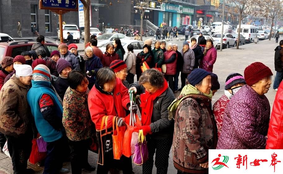 老人扎堆领“免费”鸡蛋？其实这都是骗子的套路-雉水网