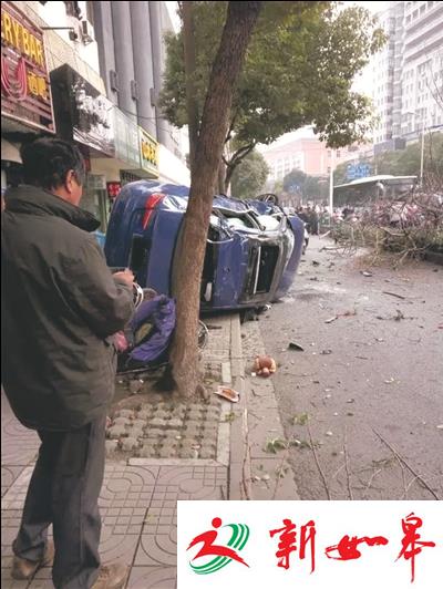 南通市区青年路“小钢炮”翻滚数圈砸落人行道-雉水网