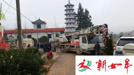 湘潭人大代表李福坤活人墓今天下午雇吊机自拆-雉水网