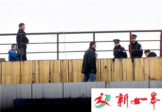 成都一老板在楼顶5小时扬言跳楼 有人喊:你快跳啊-雉水网