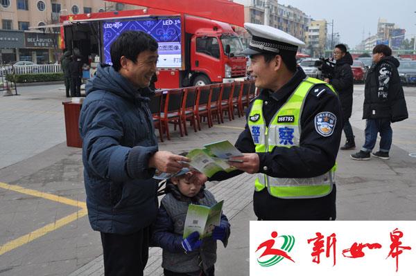 海门交警开展110宣传日交通安全宣传 提升文明意识-雉水网