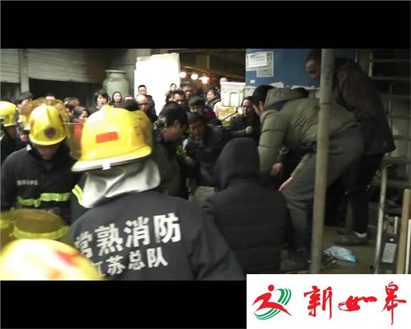 男孩贪玩 右手被卷入碎冰机-雉水网