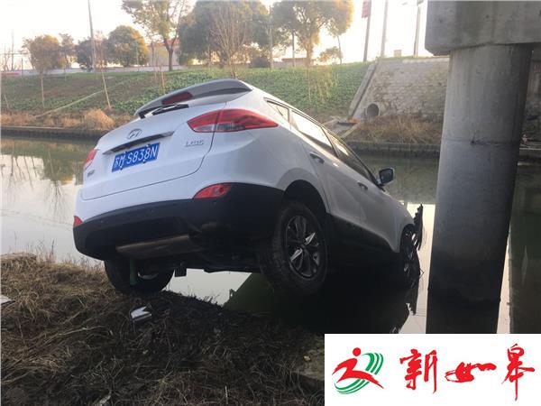 轿车冲破桥梁坠河 车毁人无大碍-雉水网