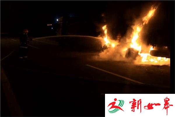 货车行驶途中自燃   消防及时扑救-雉水网