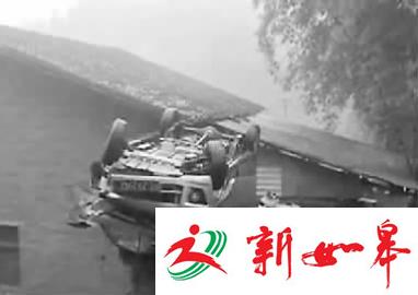 民居一年遭遇汽车上房7次 户主称全家提心吊胆-雉水网