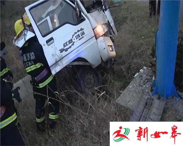 车辆追尾一人被困 消防紧急破拆救人-雉水网