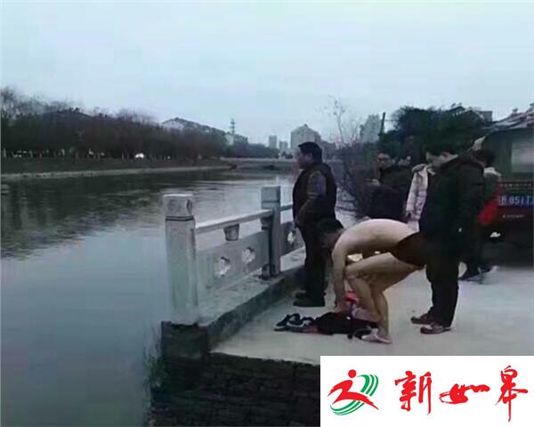 轿车失控冲入河中 好心人奋不顾身下河救人-雉水网