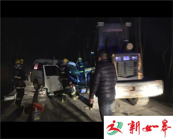 面包车扎进了铲车内  车主险丧生-雉水网