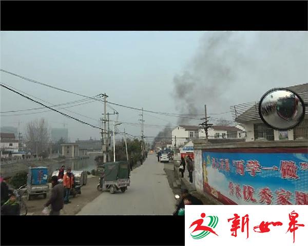 面包车行驶途中自燃 所幸人员无恙-雉水网