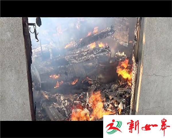 电瓶车突发自燃 大火将屋顶烧塌-雉水网