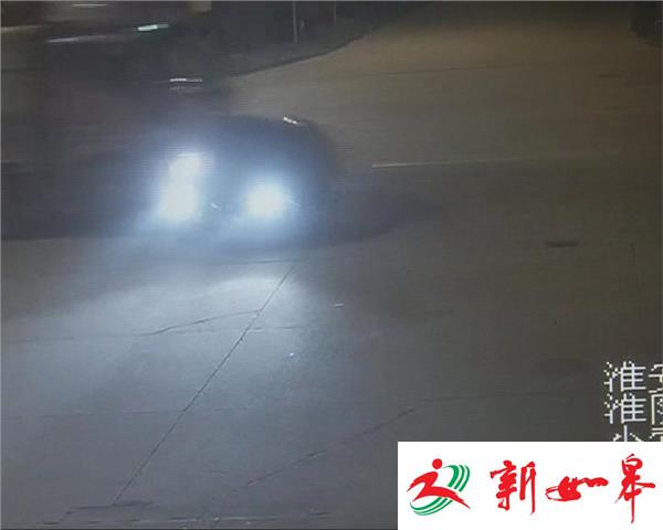 未让右侧货车先行 轿车路口被撞旋转90度-雉水网