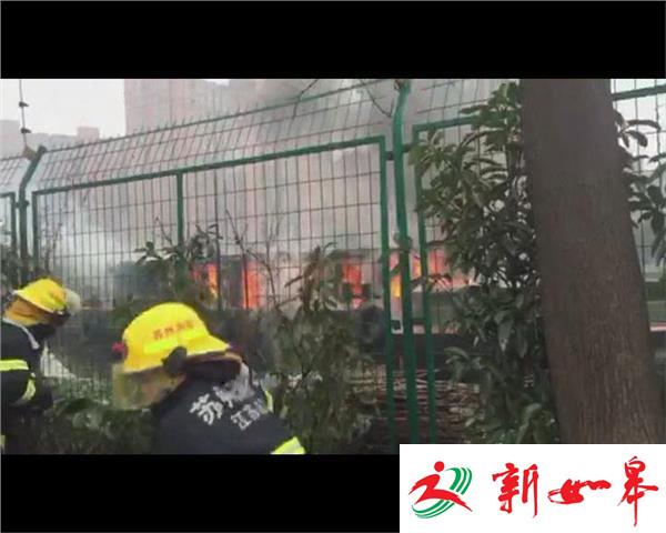 货船运河上起火 消防紧急救援-雉水网