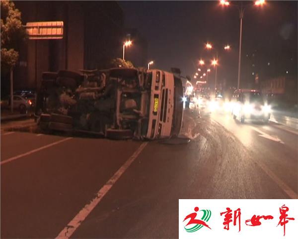 搅拌车爆胎后急刹 车辆侧翻混凝土洒了一地-雉水网