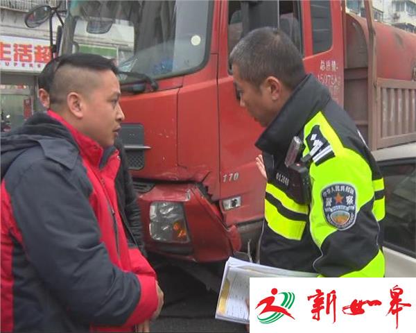 送水车刹车不及连撞五车 交通一时拥堵不堪-雉水网