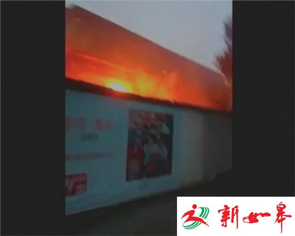 拾荒老人民房遇大火 民警翻墙灭火救人-雉水网