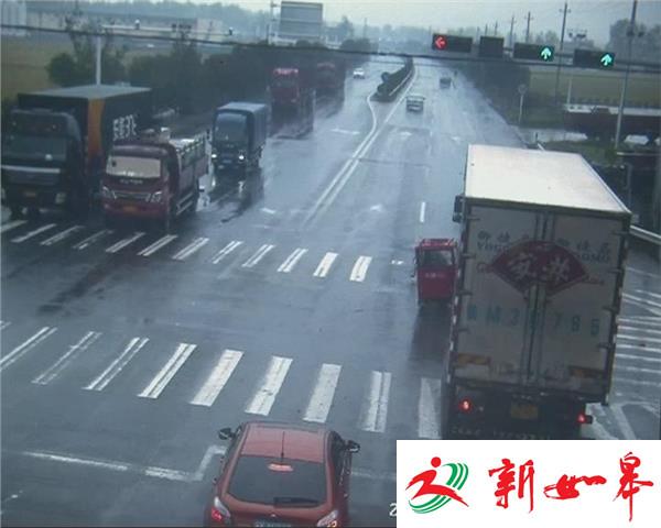 三轮车路口闯红灯 车身被撞人受伤-雉水网